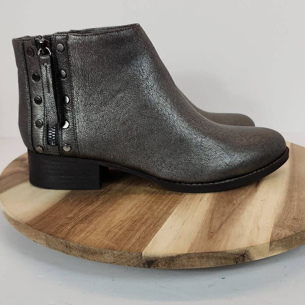 Vince Camuto Catile Pewter Gunmetal Leather Side Zip Ankle Booties Size 8 M